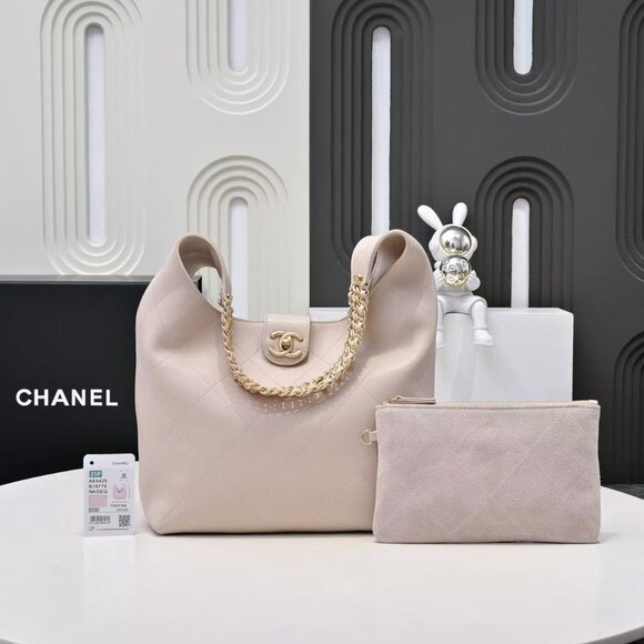 Classic CHANEL Bag: A Stylish and Versatile Choice for Elegance - Picture 1 of 6